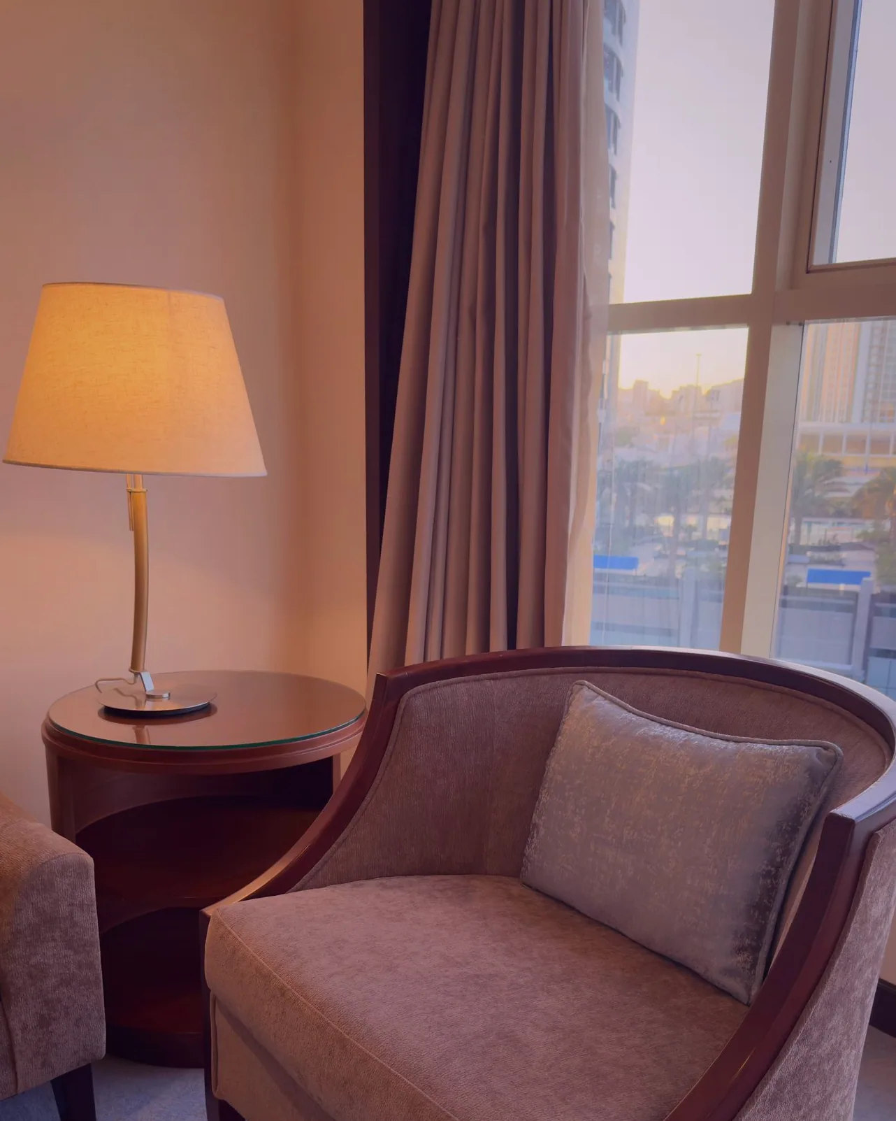 The reading corner, quiet between hands